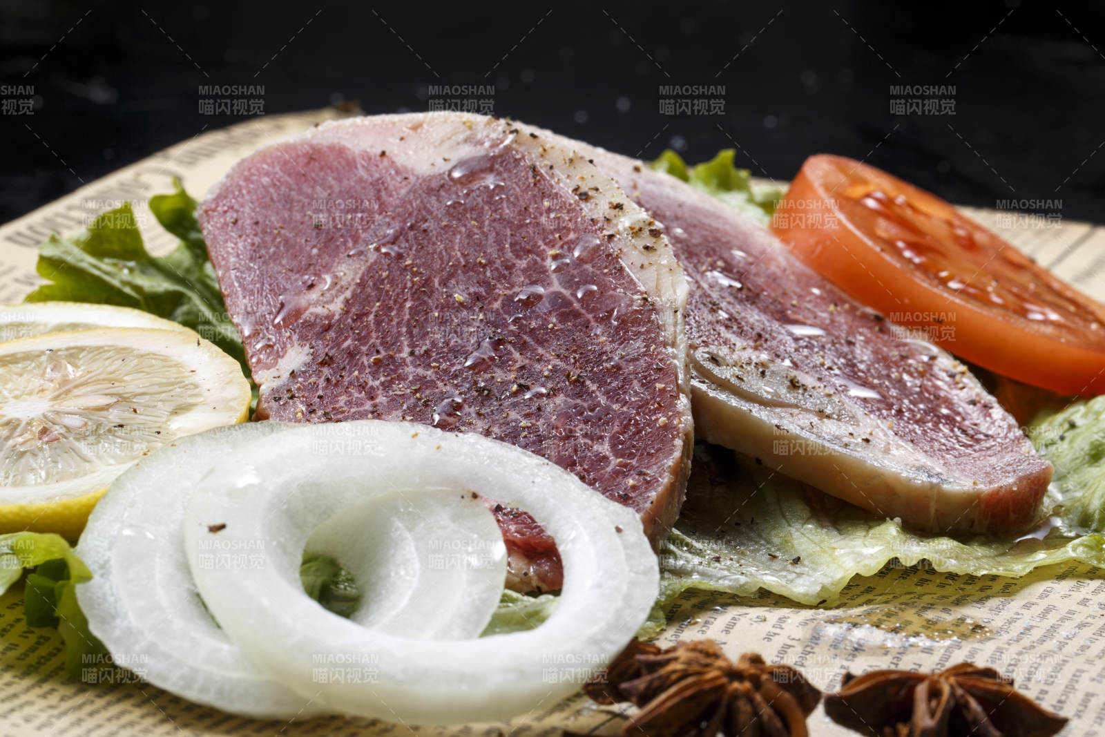 牛肩肉辣椒肉摆放在英文包装纸上图片