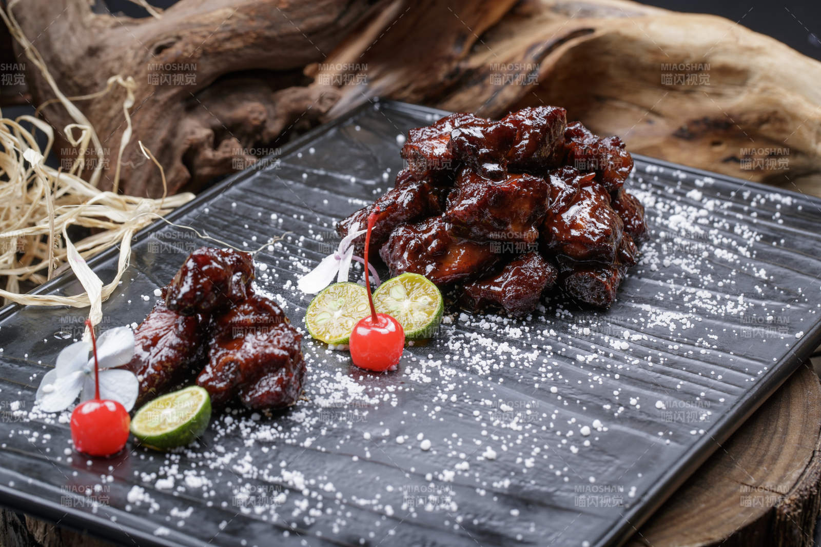蜜汁叉烧小排骨摆放在樟木砧板上图片
