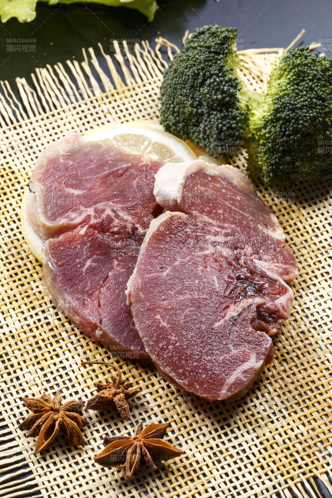 牛外脊肉西冷牛排摆放在黑色背景上图片