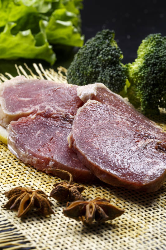 牛外脊肉西冷牛排摆放在黑色背景上图片