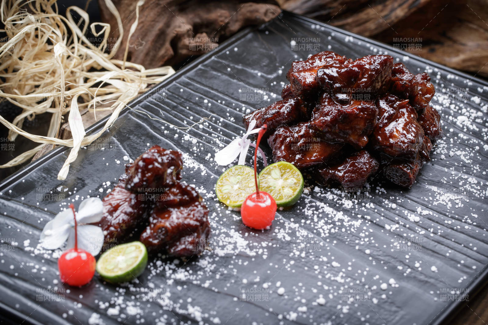 蜜汁叉烧小排骨摆放在樟木砧板上图片