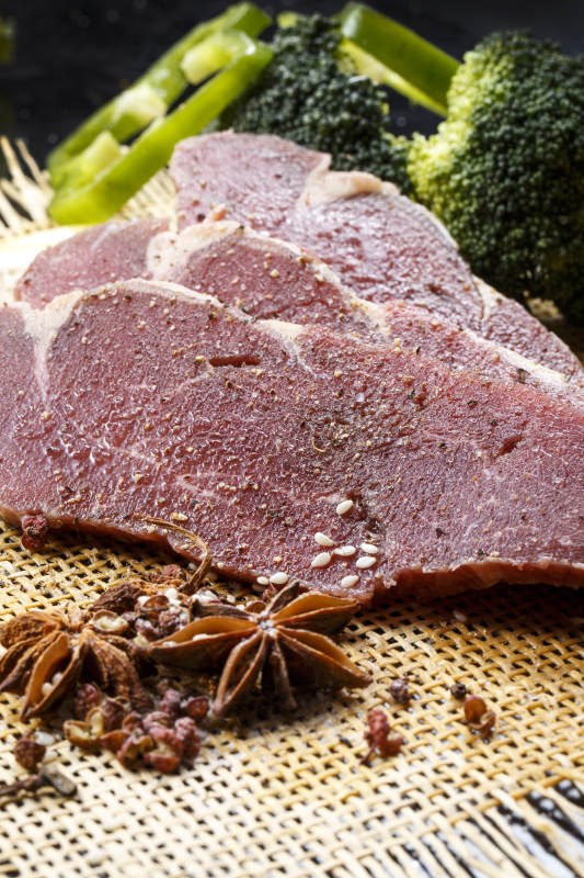 牛里脊菲力牛排摆放在草垫上图片