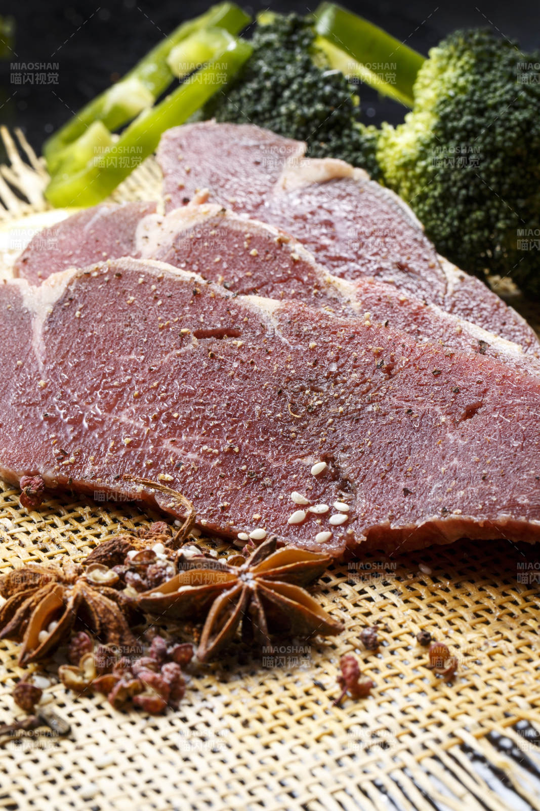 牛里脊菲力牛排摆放在草垫上图片