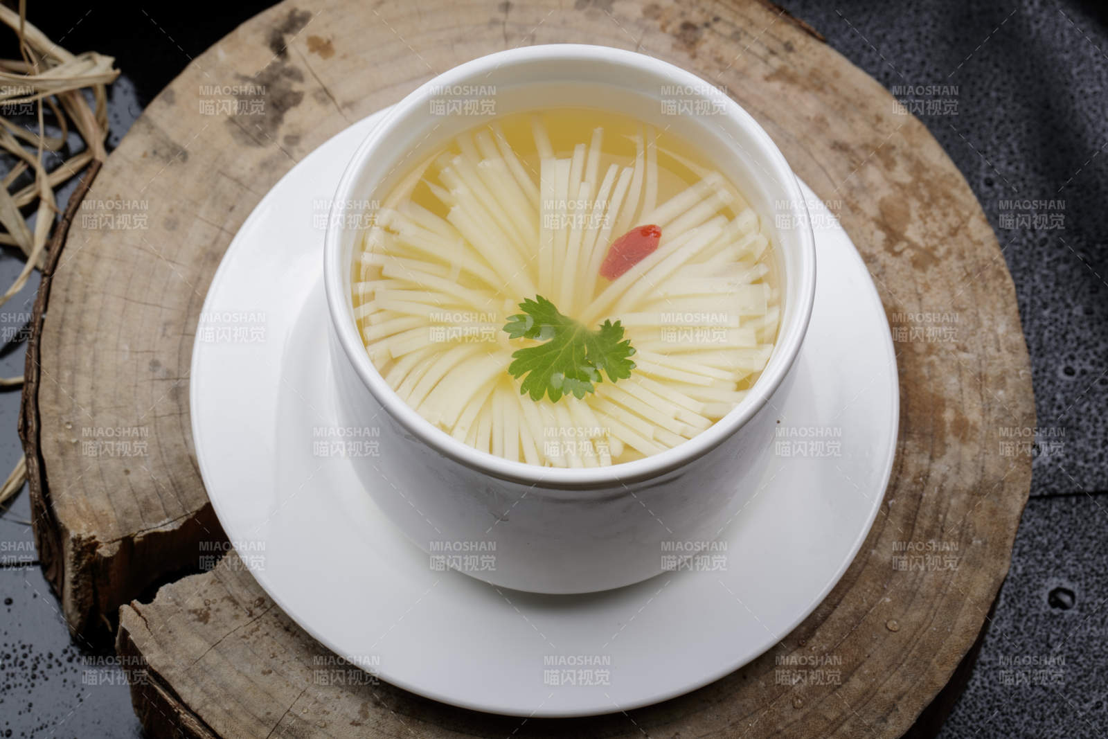 白色瓷汤盅装的菊花豆腐汤图片