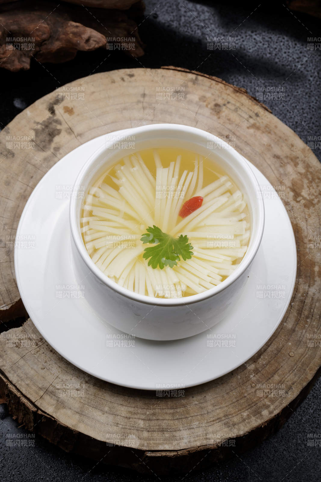 白色瓷汤盅装的菊花豆腐汤图片