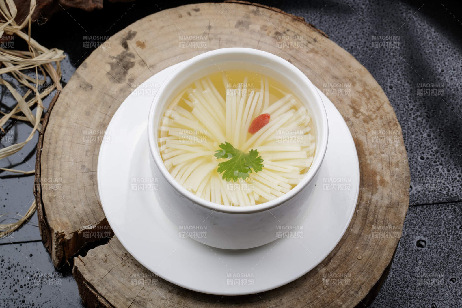 白色瓷汤盅装的菊花豆腐汤图片