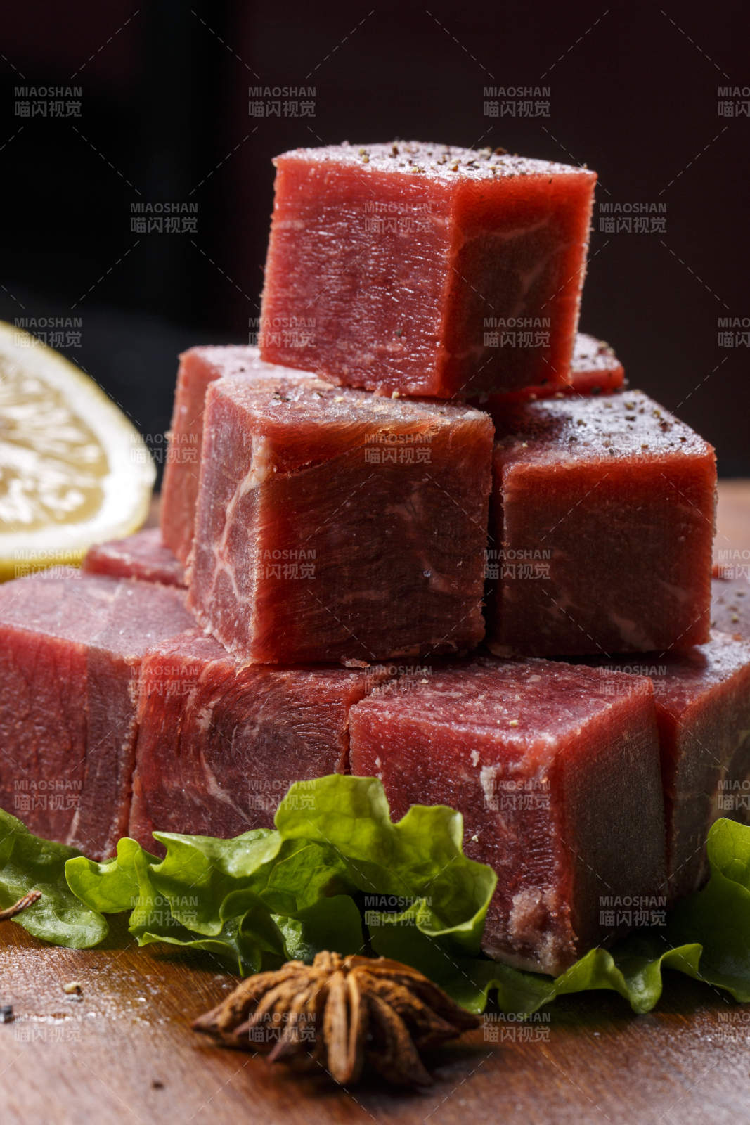 牛腿针扒肉摆放在木质砧板上图片