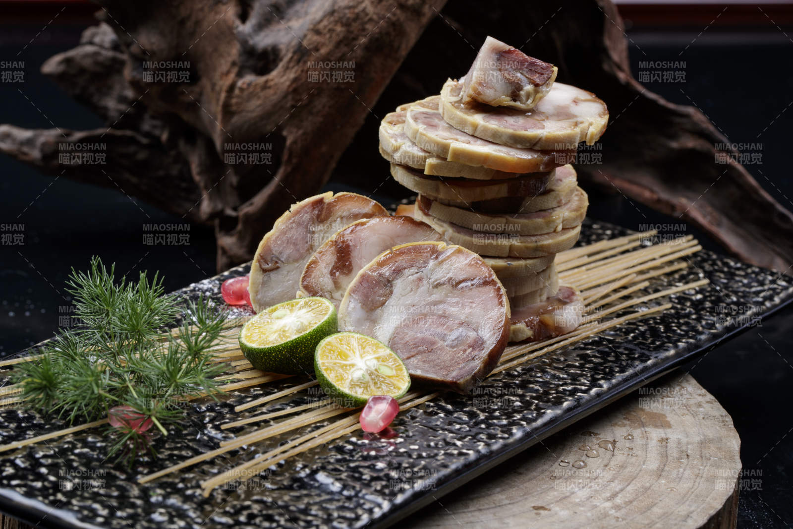 烟熏豆皮肘花卷摆放在樟木砧板上图片