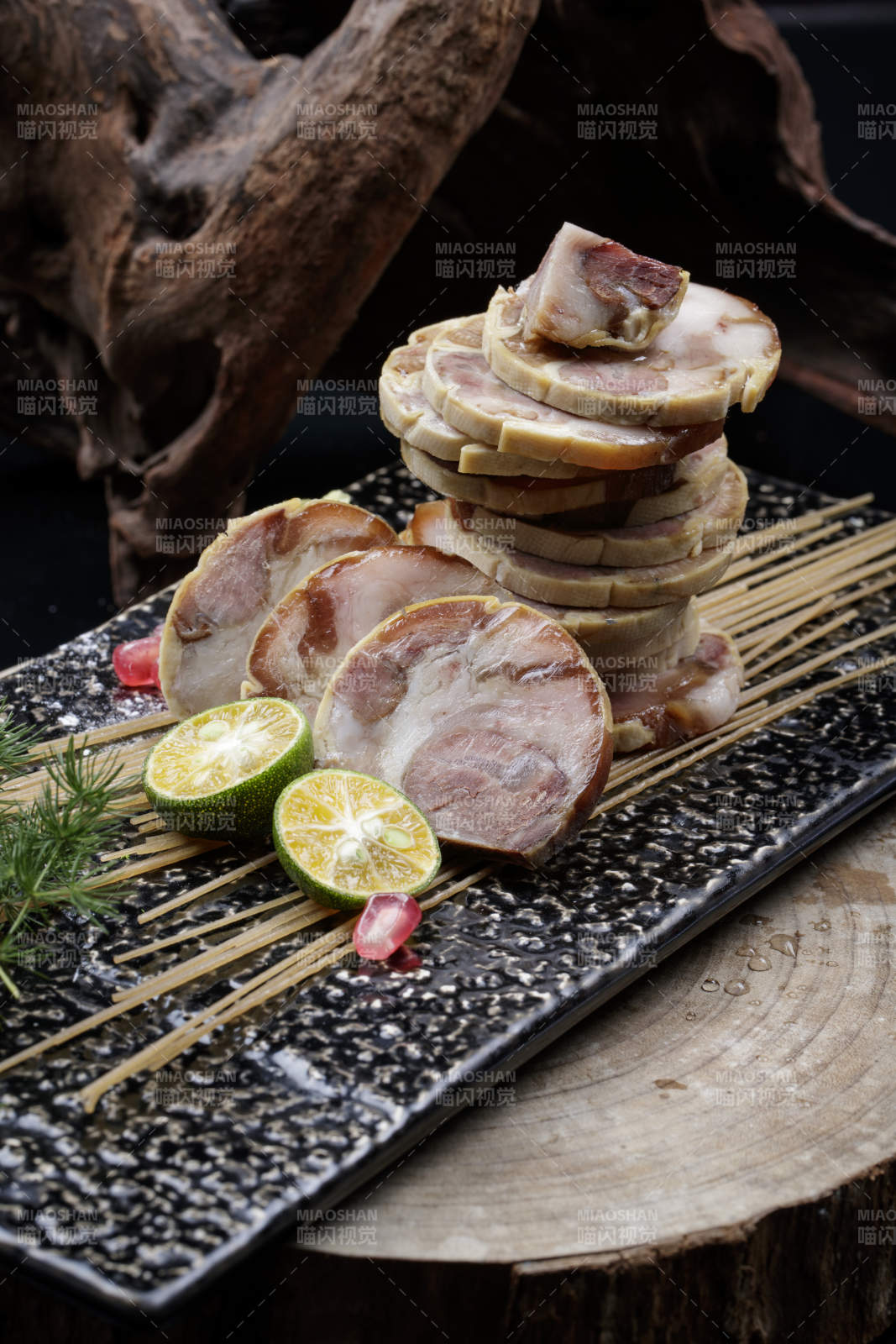 烟熏豆皮肘花卷摆放在樟木砧板上图片