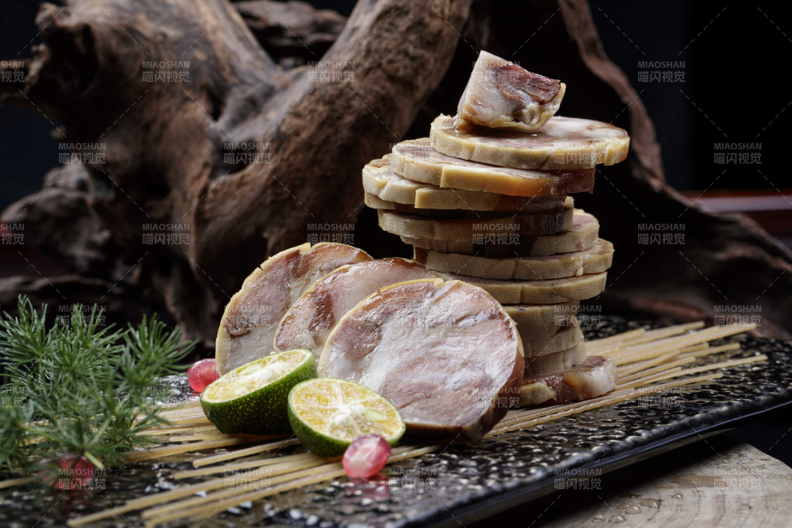 烟熏豆皮肘花卷摆放在樟木砧板上图片