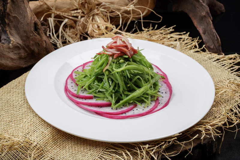 圆形瓷盘装的火龙果青瓜苗摆放在麻布垫子上图片