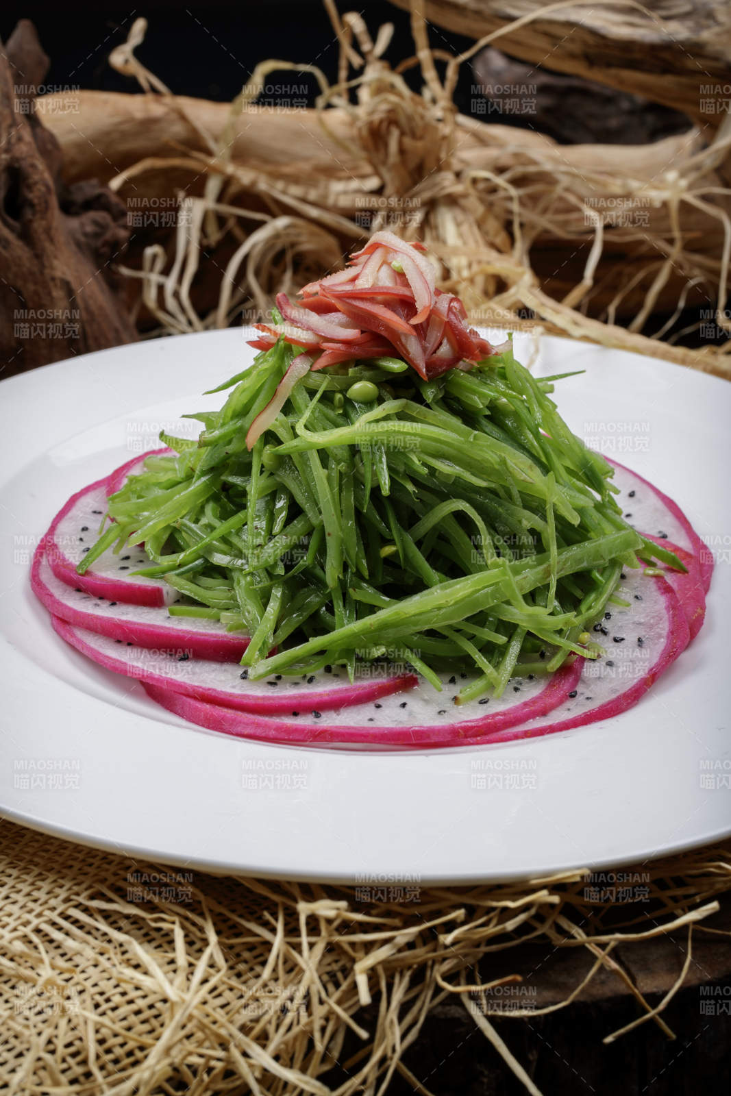 圆形瓷盘装的火龙果青瓜苗摆放在麻布垫子上图片