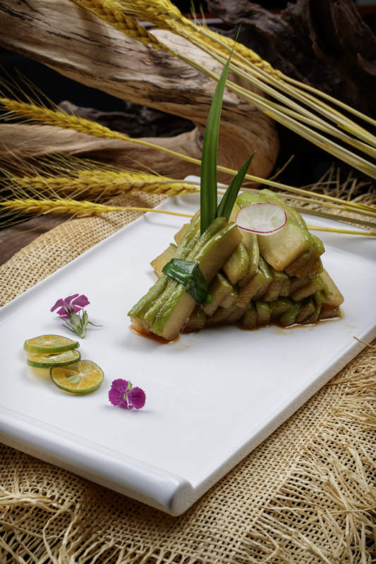 白色瓷盘装的腌渍酱佛手瓜切片图片