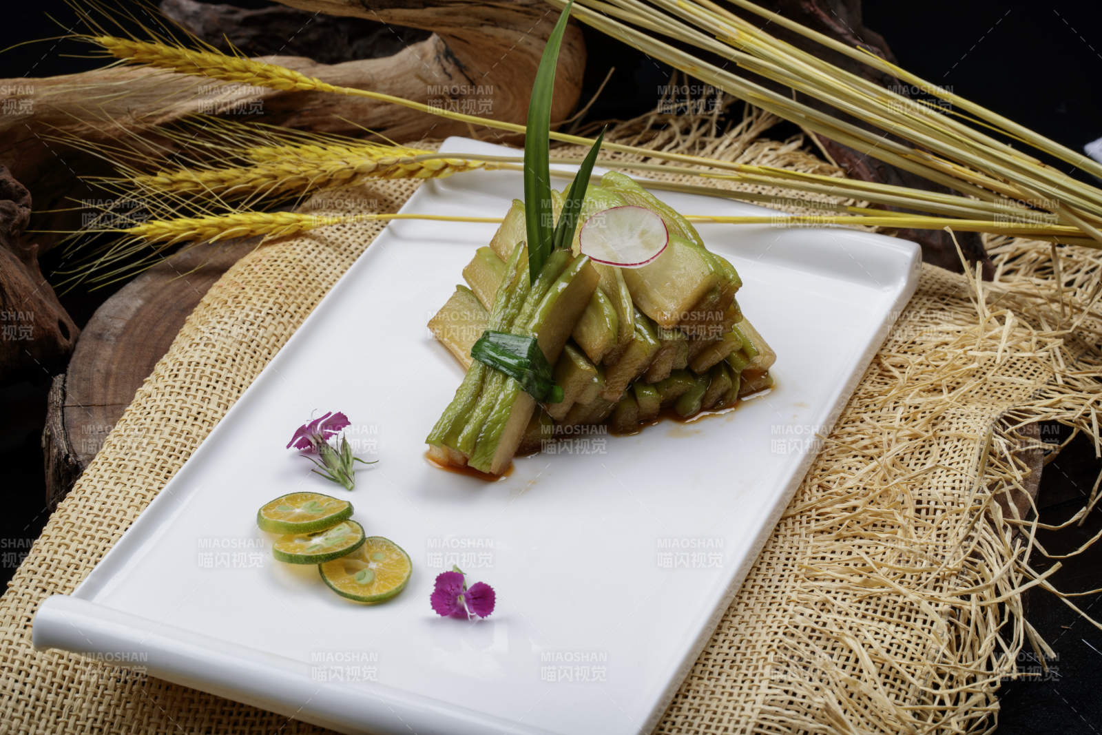 白色瓷盘装的腌渍酱佛手瓜切片图片