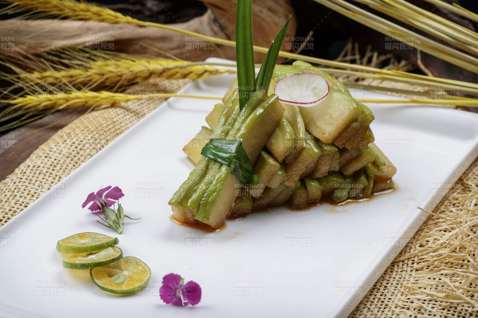 白色瓷盘装的腌渍酱佛手瓜切片图片