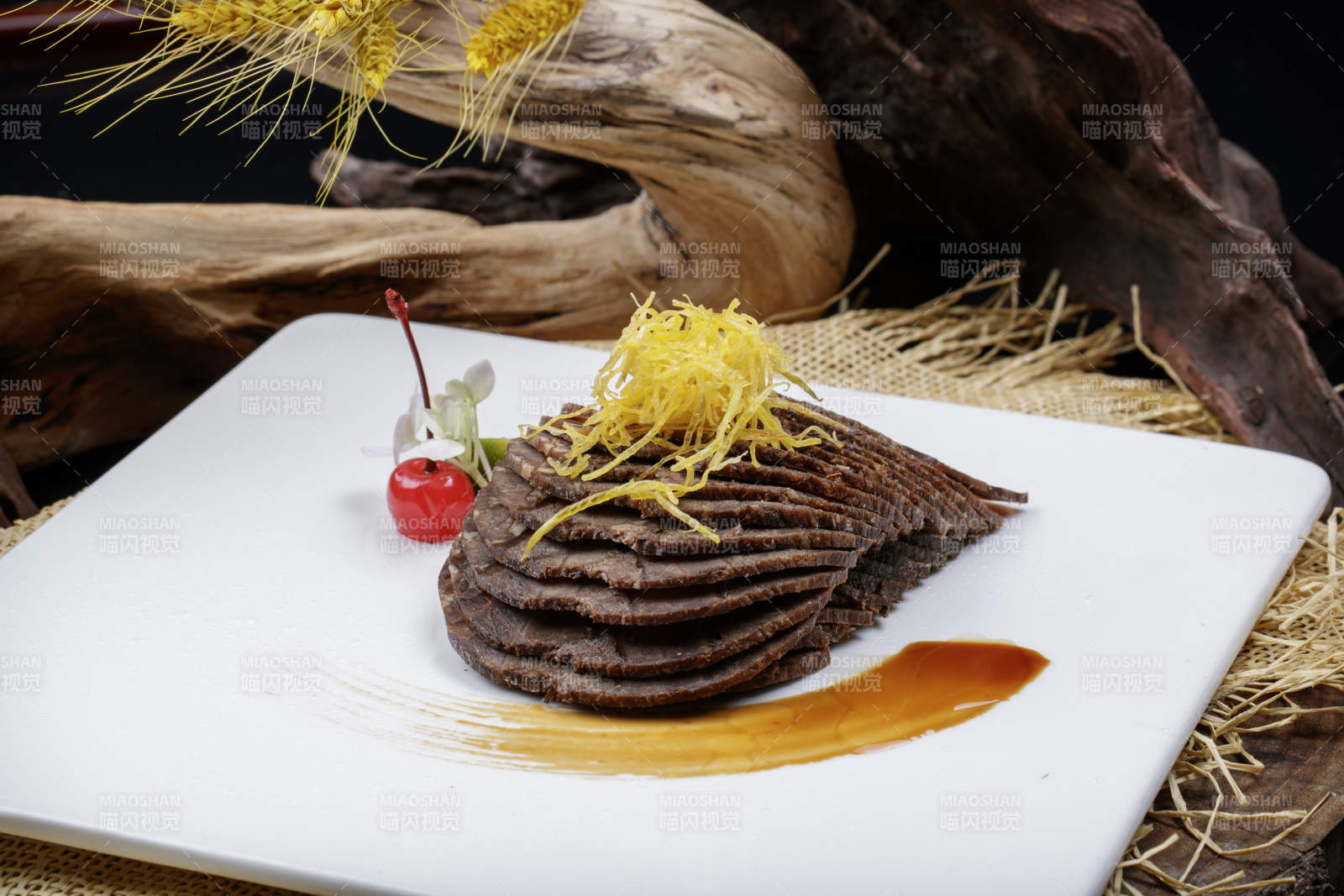 方形瓷盘装的五香酱牛肉摆放在麻布垫子上图片