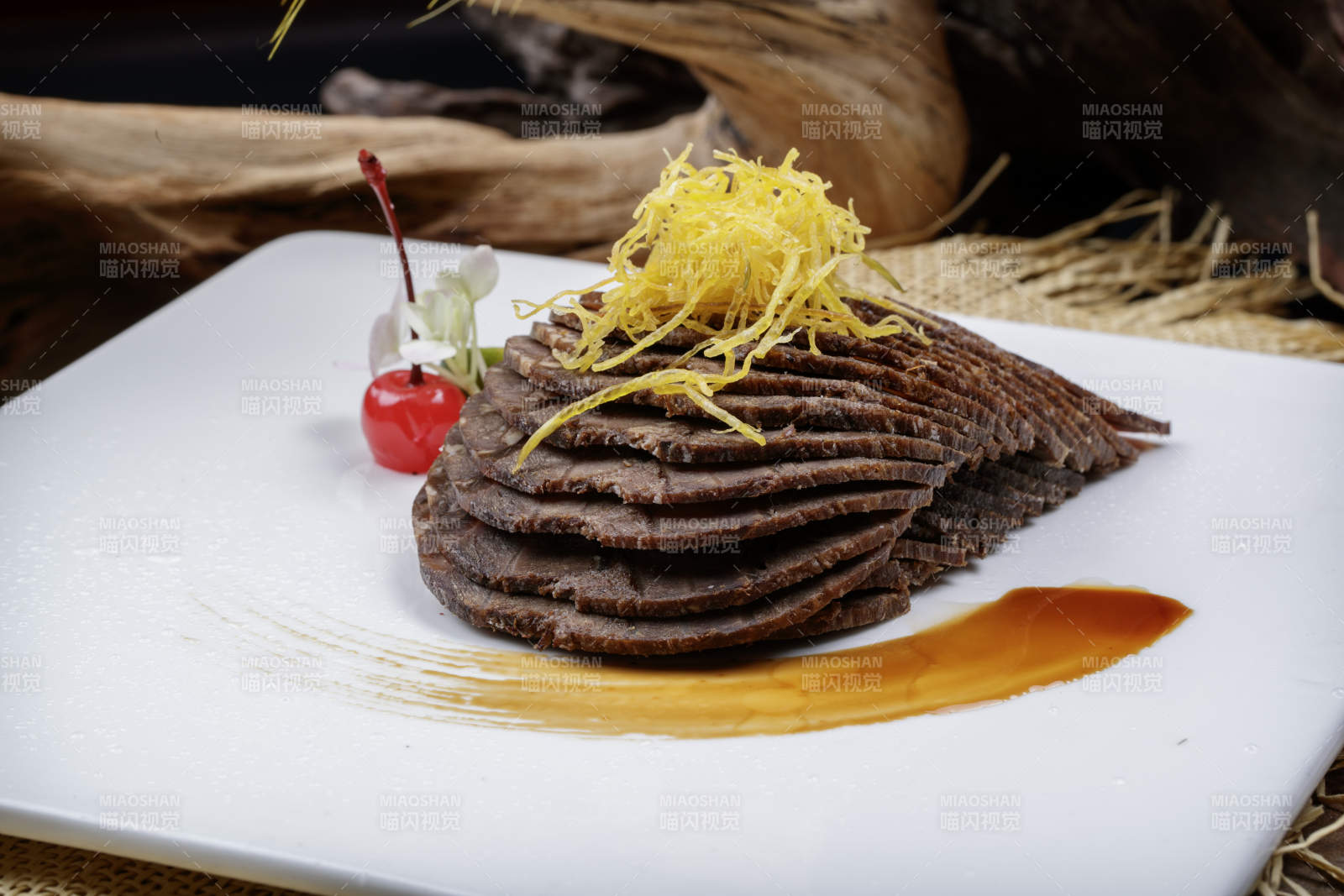 方形瓷盘装的五香酱牛肉摆放在麻布垫子上图片