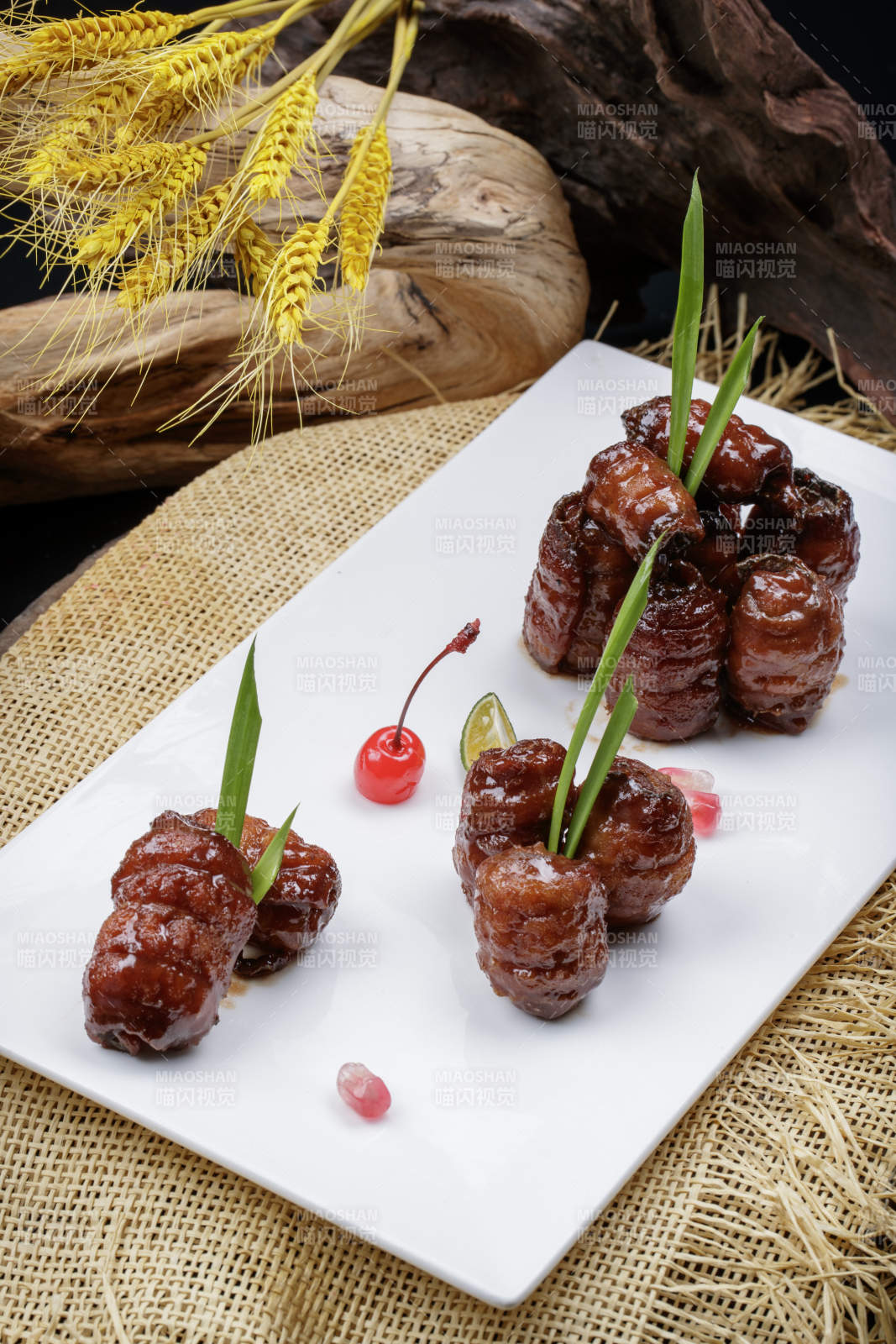 烟熏蜜汁带鱼卷摆放在麻布垫子上图片