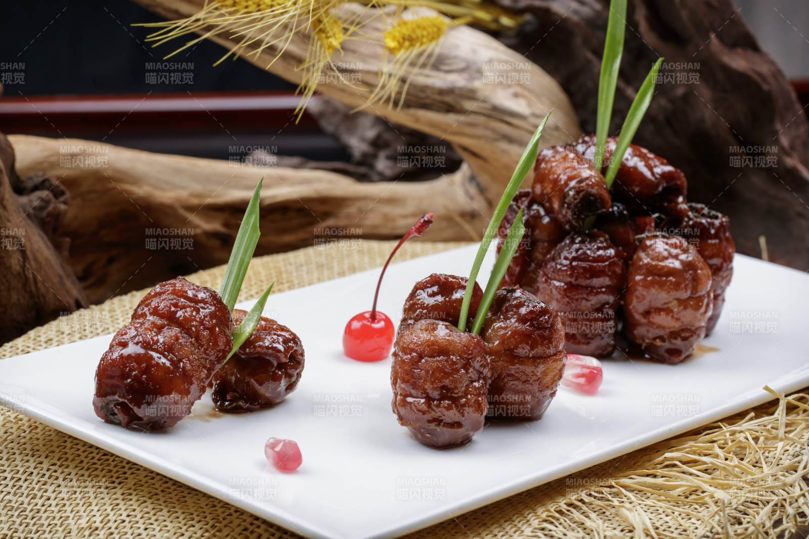 烟熏蜜汁带鱼卷摆放在麻布垫子上图片