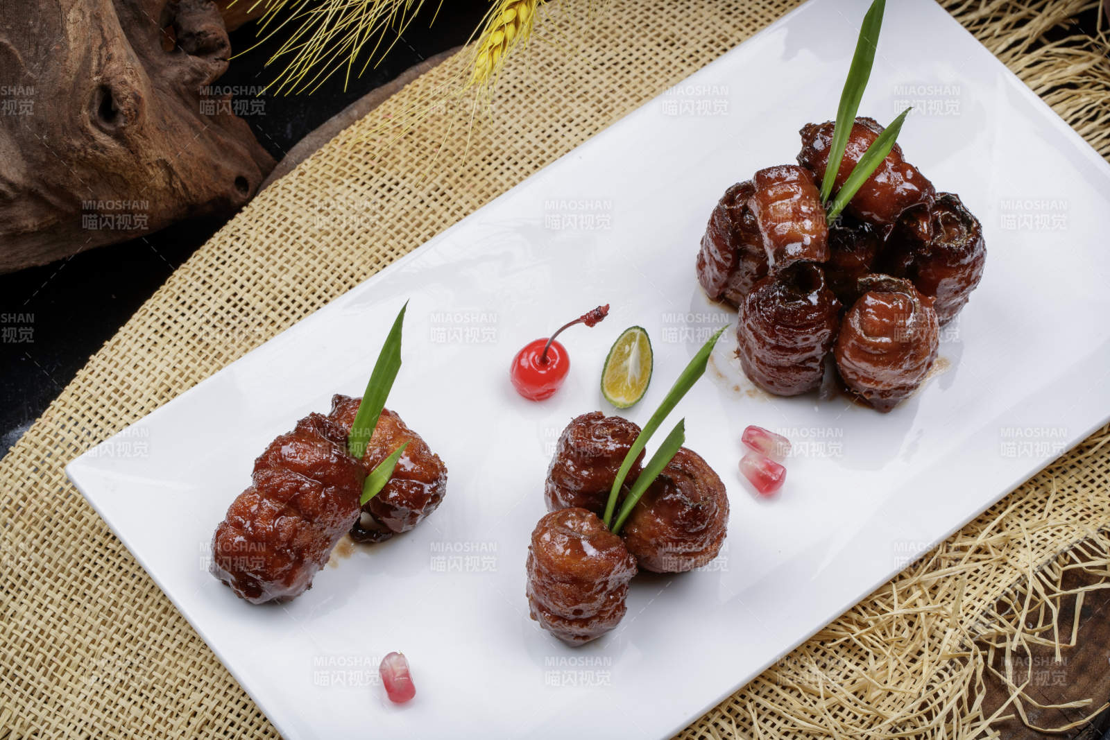 烟熏蜜汁带鱼卷摆放在麻布垫子上图片