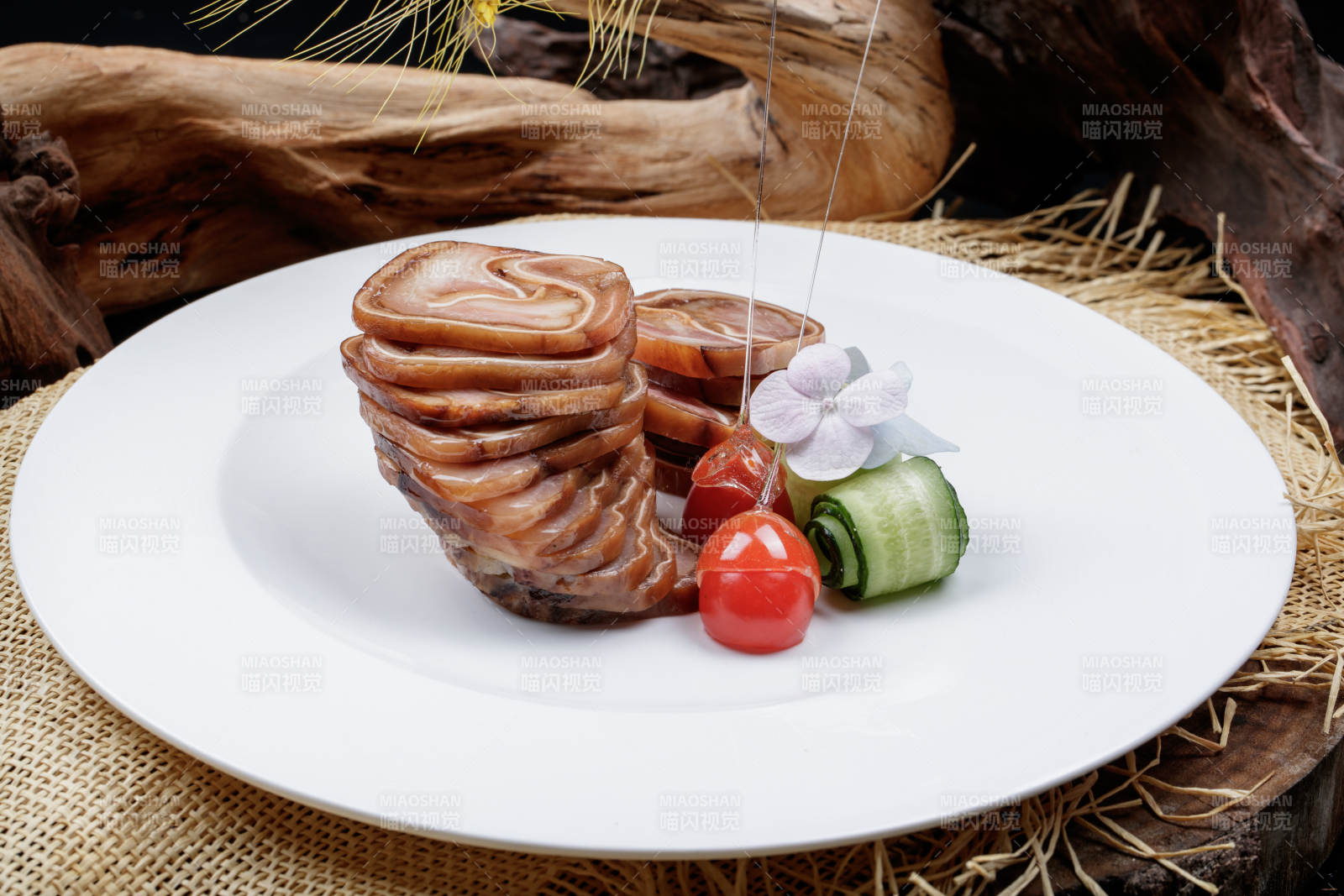 白色圆盘装的烟熏猪耳卷摆放在麻布垫子上图片