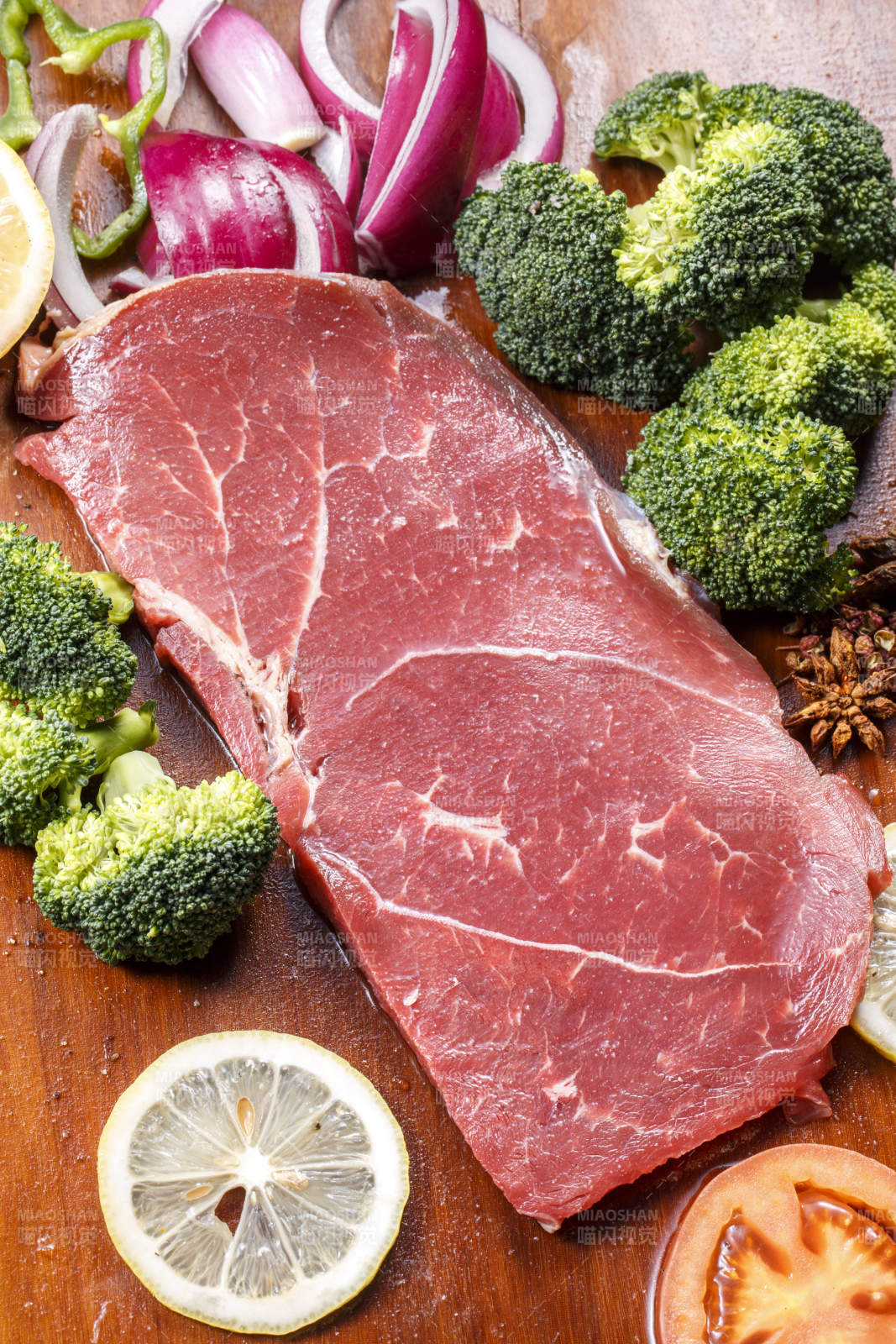 牛臀肉摆放在木质砧板上图片