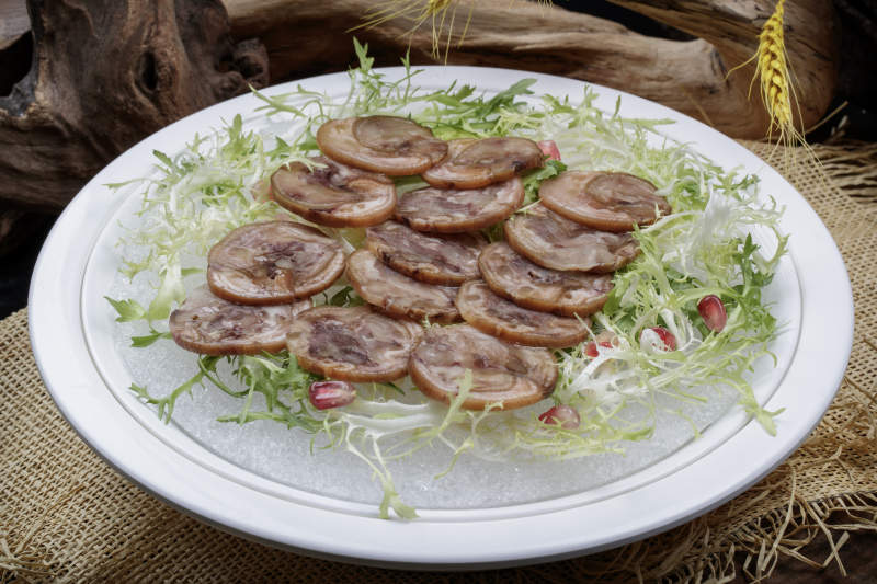 精美餐具装的五香肘花卷切片图片