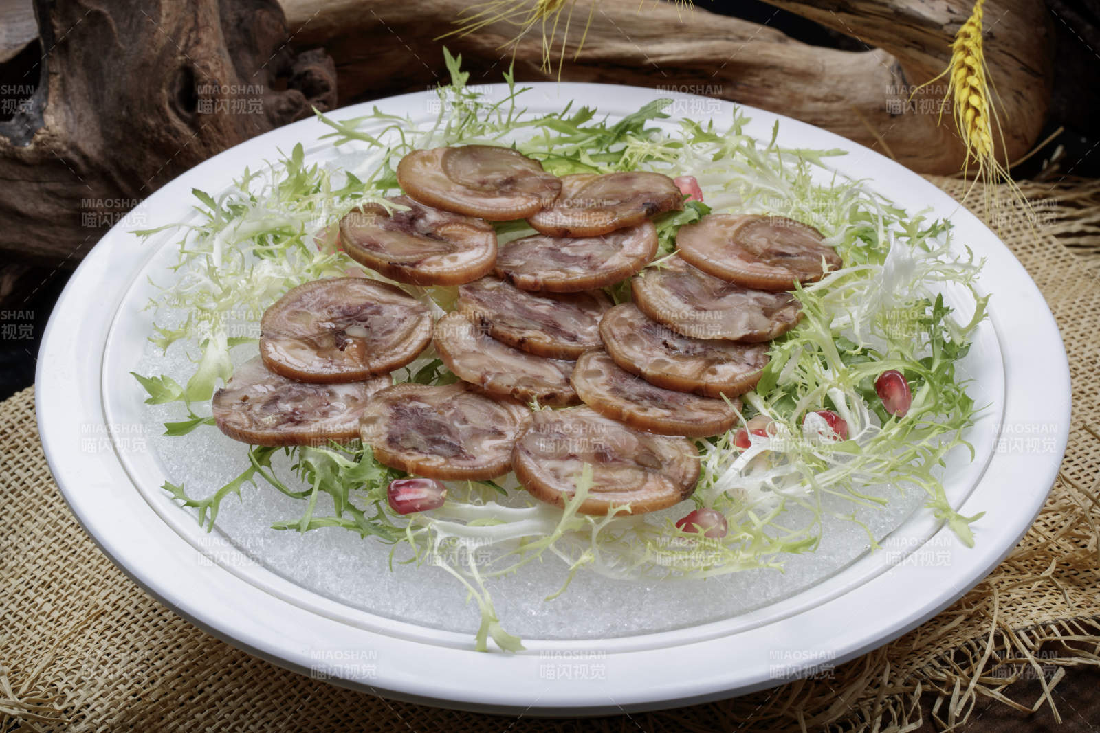 精美餐具装的五香肘花卷切片图片