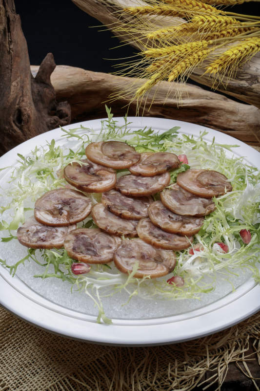 精美餐具装的五香肘花卷切片图片