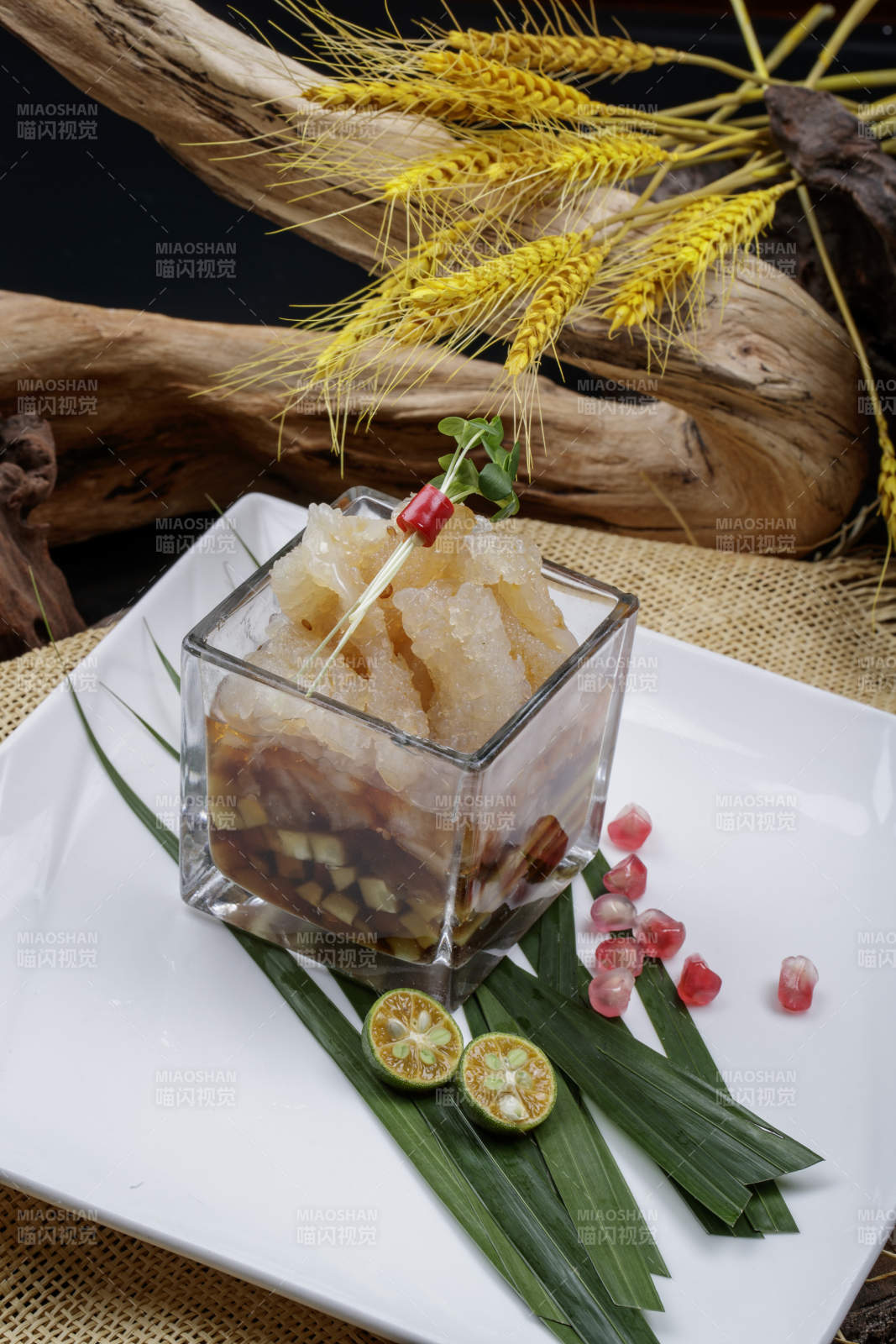 玻璃方盅装的老醋蛰头摆放在樟木砧板上图片