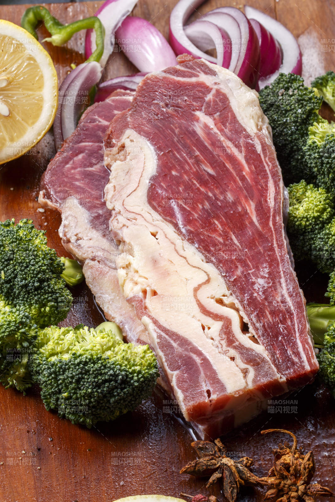 牛腹肉牛腩摆放在木质砧板上图片