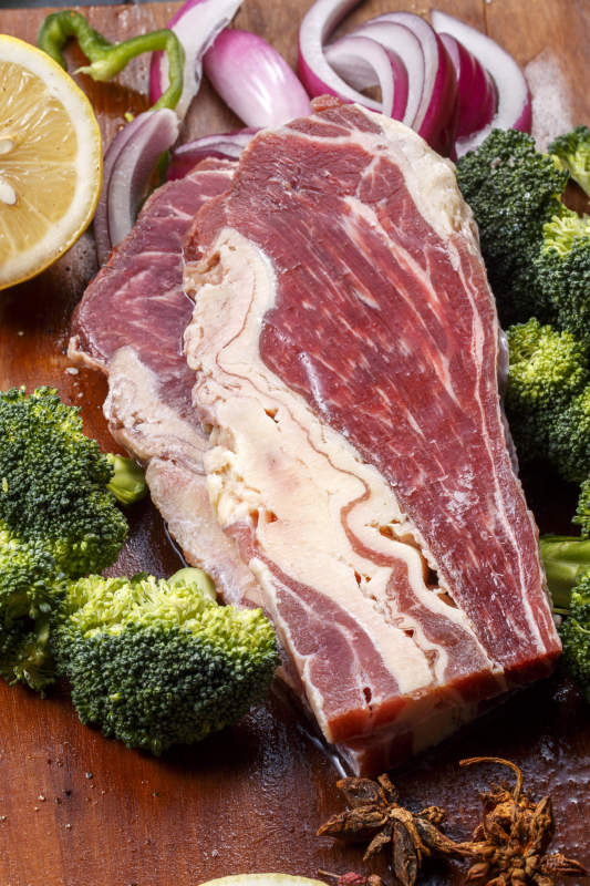 牛腹肉牛腩摆放在木质砧板上图片