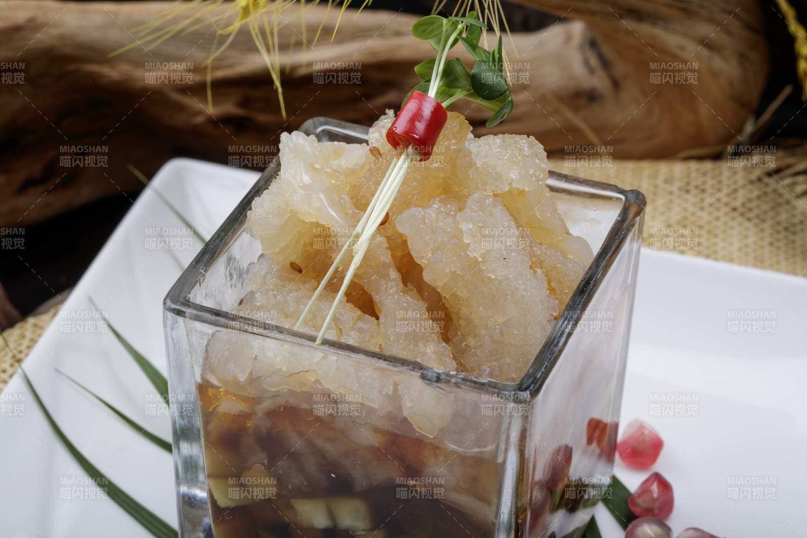 玻璃方盅装的老醋蛰头摆放在樟木砧板上图片