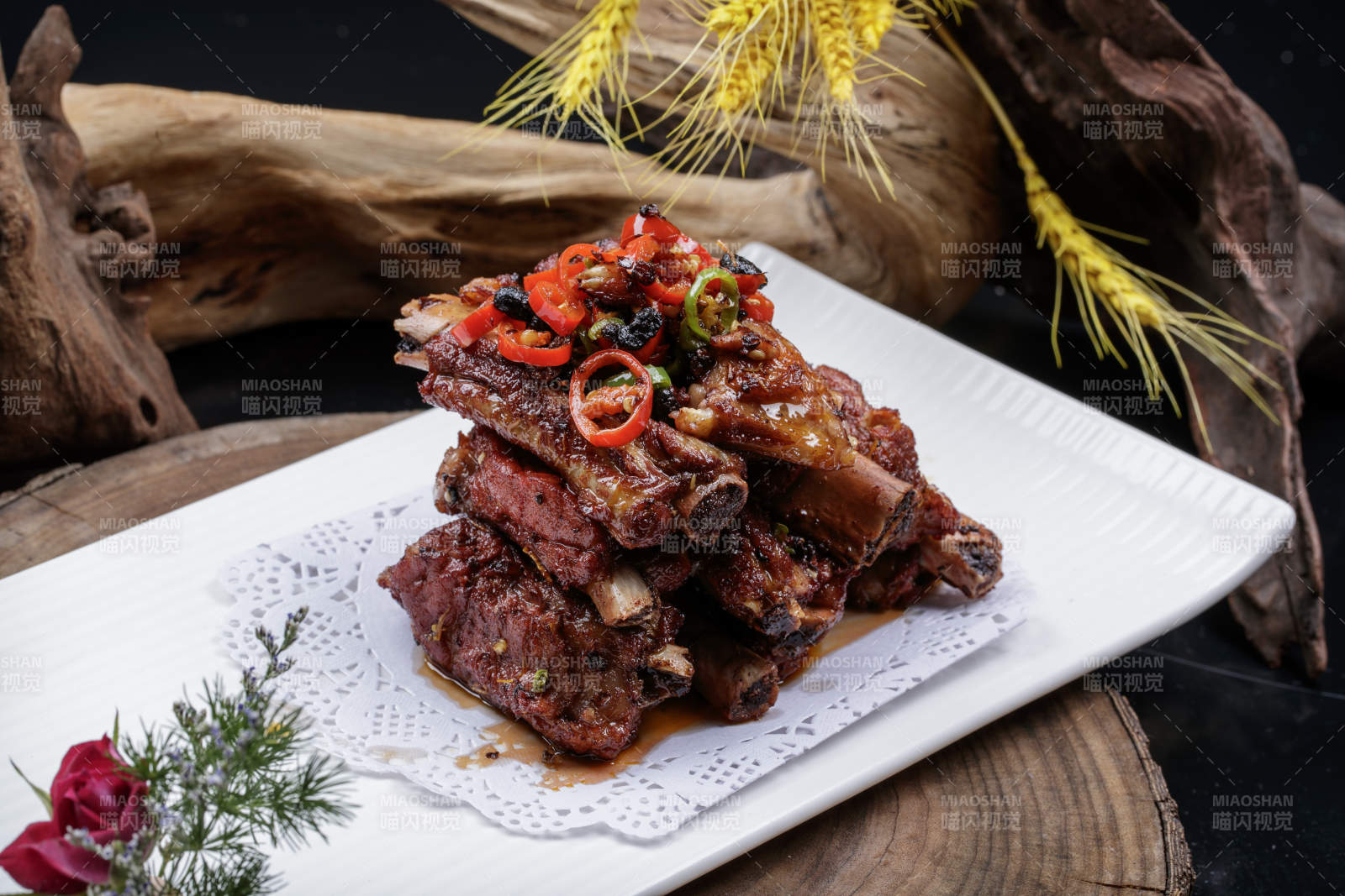 长方形瓷盘装的豆豉蒸排骨摆放在樟木砧板上图片