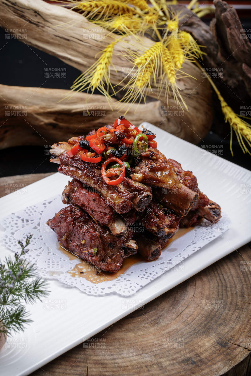 长方形瓷盘装的豆豉蒸排骨摆放在樟木砧板上图片