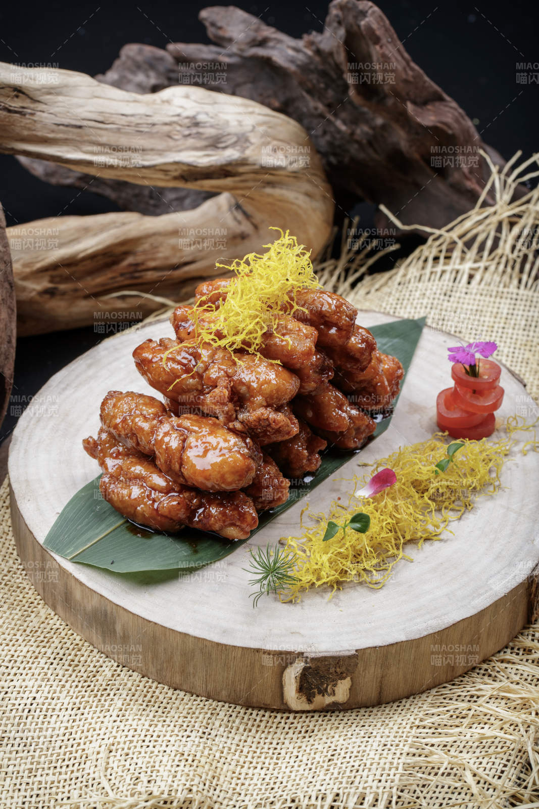 砧板上的的糖醋里脊摆放在麻布垫子上图片