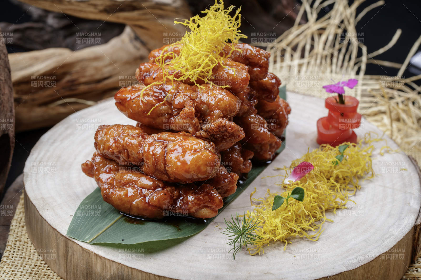 砧板上的的糖醋里脊摆放在麻布垫子上图片