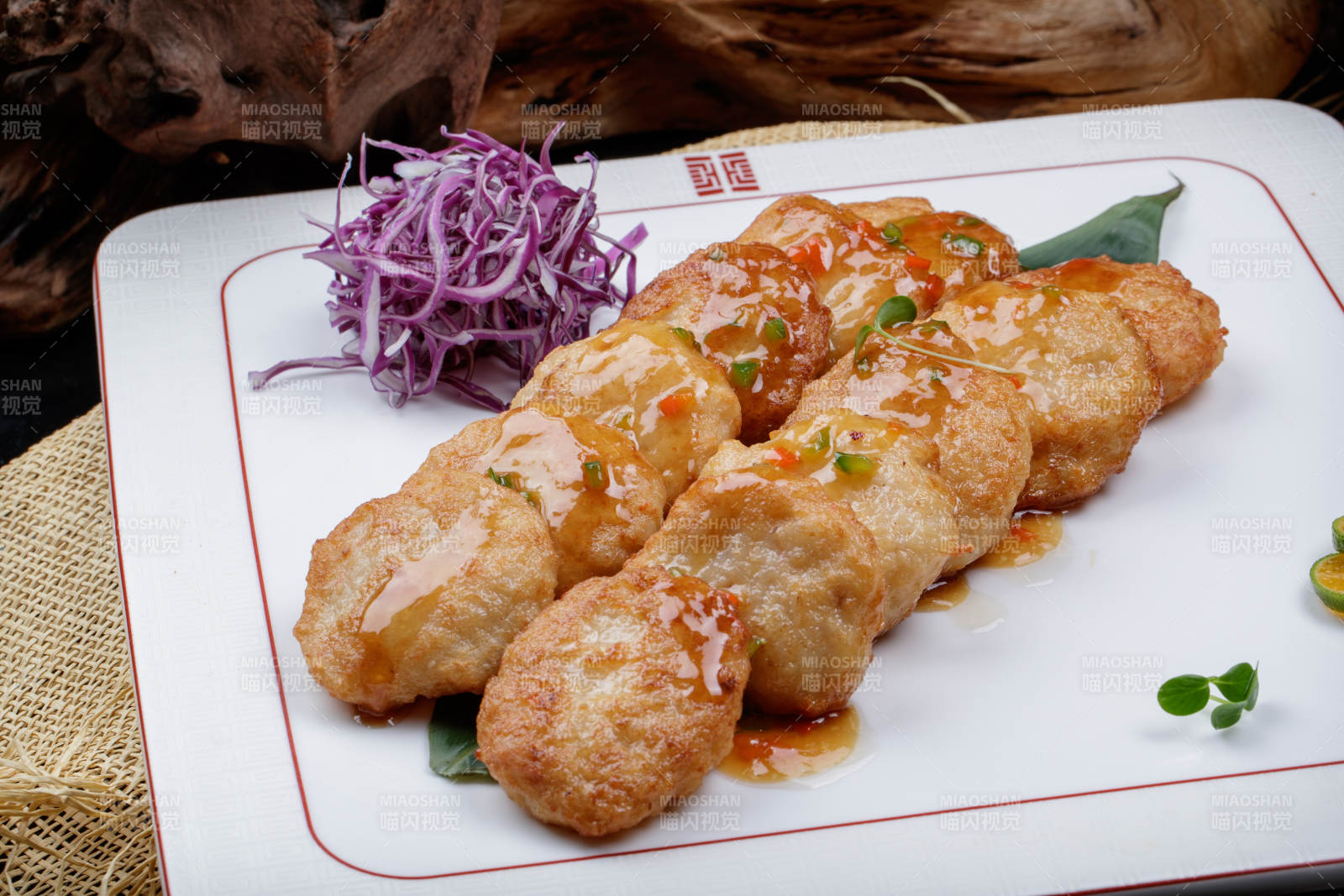 香煎虾肉马蹄饼摆放在麻布垫子上图片