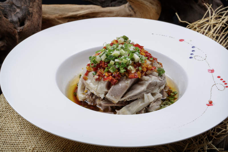 白色瓷盘装的的香辣凉拌口条图片