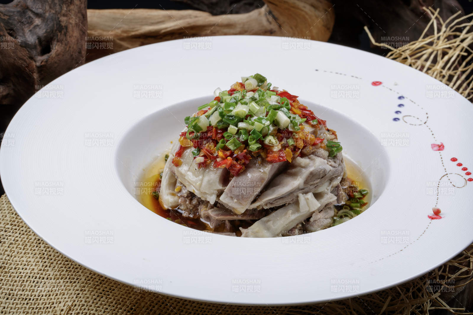 白色瓷盘装的的香辣凉拌口条图片