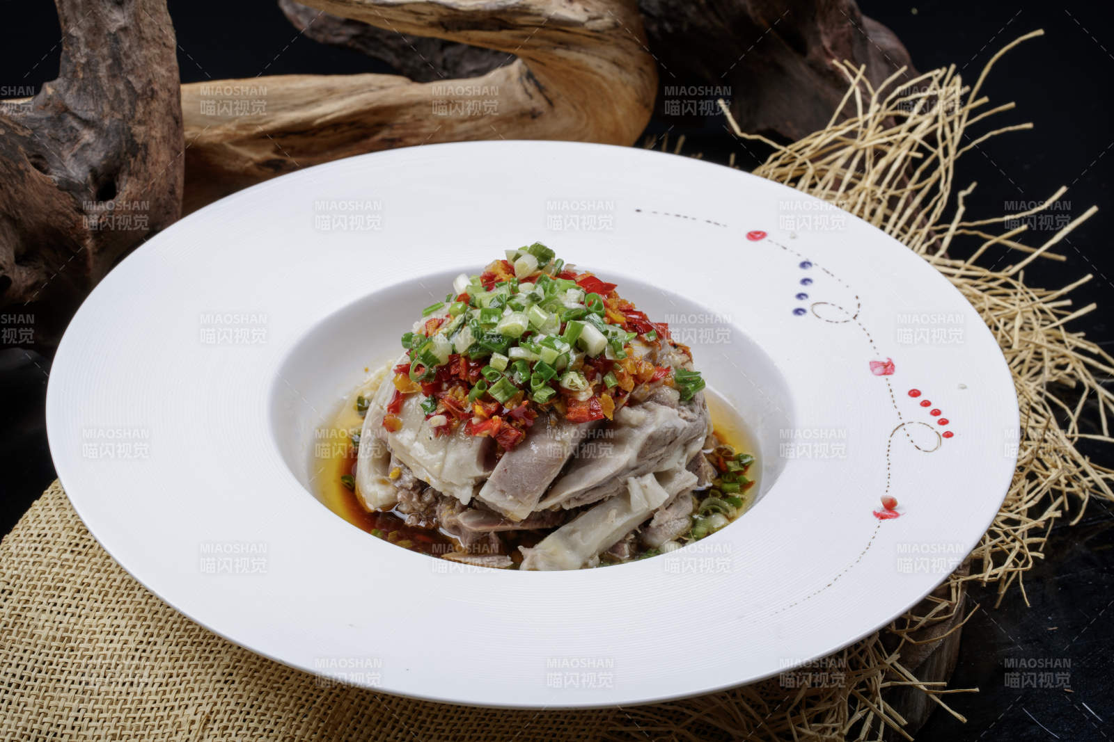 白色瓷盘装的的香辣凉拌口条图片