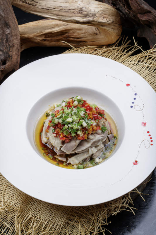 白色瓷盘装的的香辣凉拌口条图片