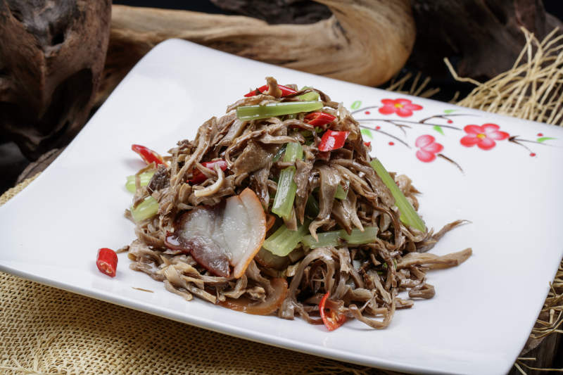 梅花图案白瓷盘装的五花肉烧鲜松蘑片图片