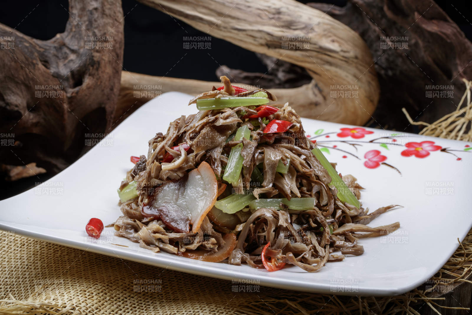 梅花图案白瓷盘装的五花肉烧鲜松蘑片图片