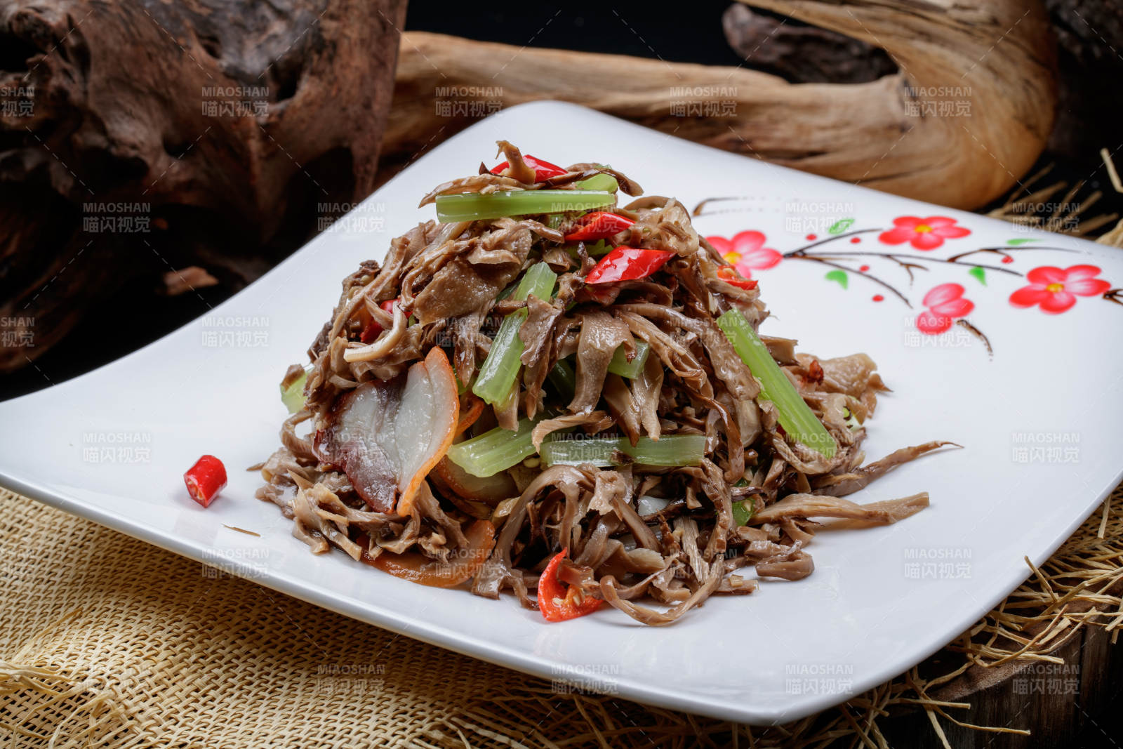 梅花图案白瓷盘装的五花肉烧鲜松蘑片图片