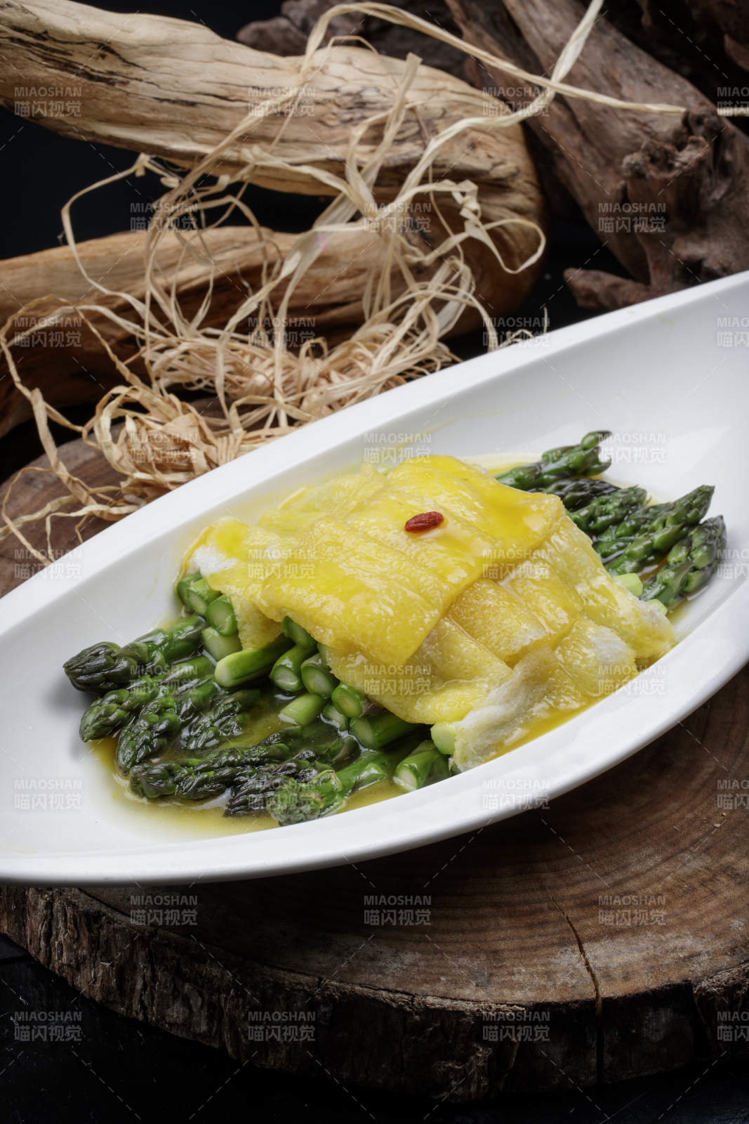 白色瓷盘装的竹荪灼芥蓝图片