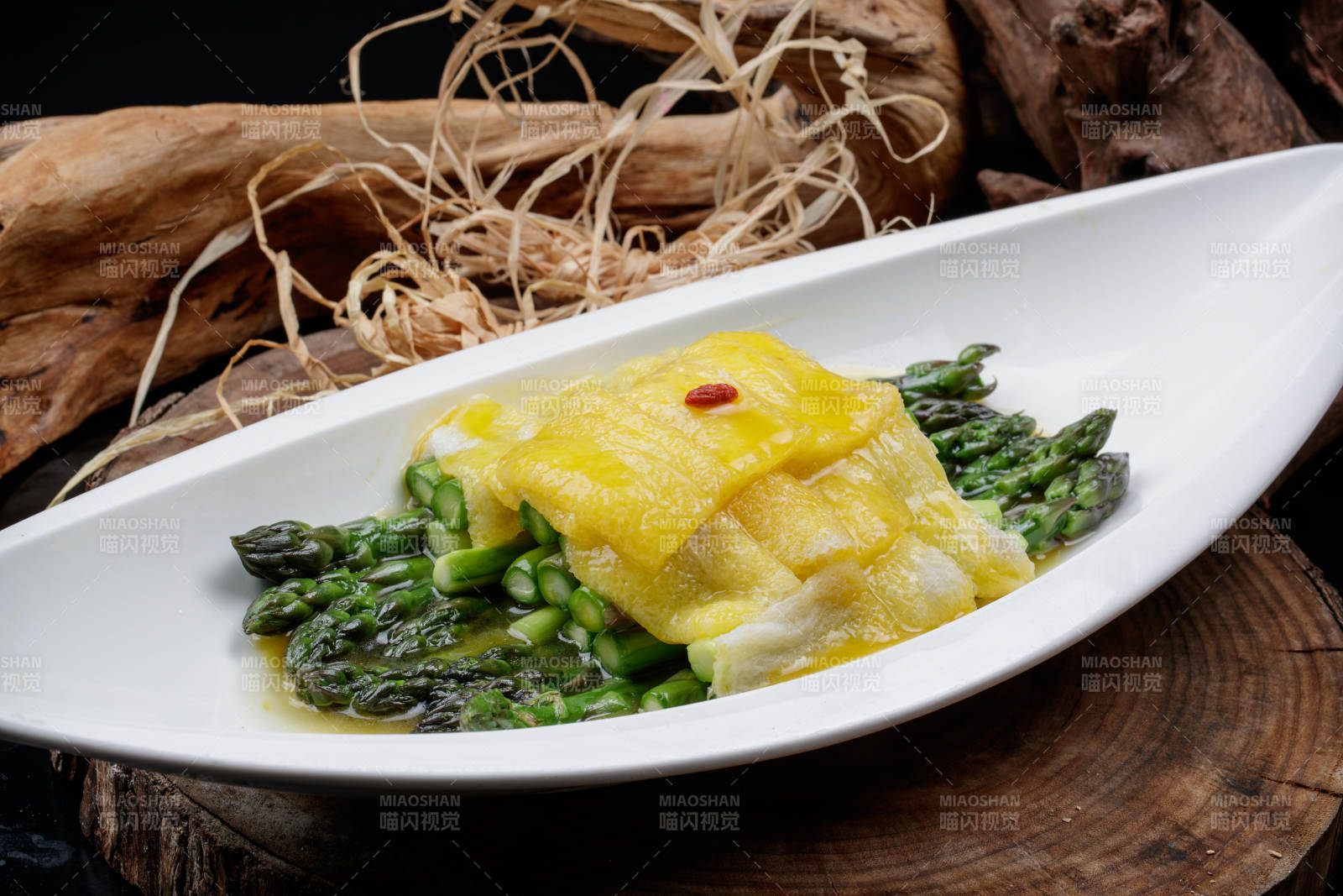 白色瓷盘装的竹荪灼芥蓝图片