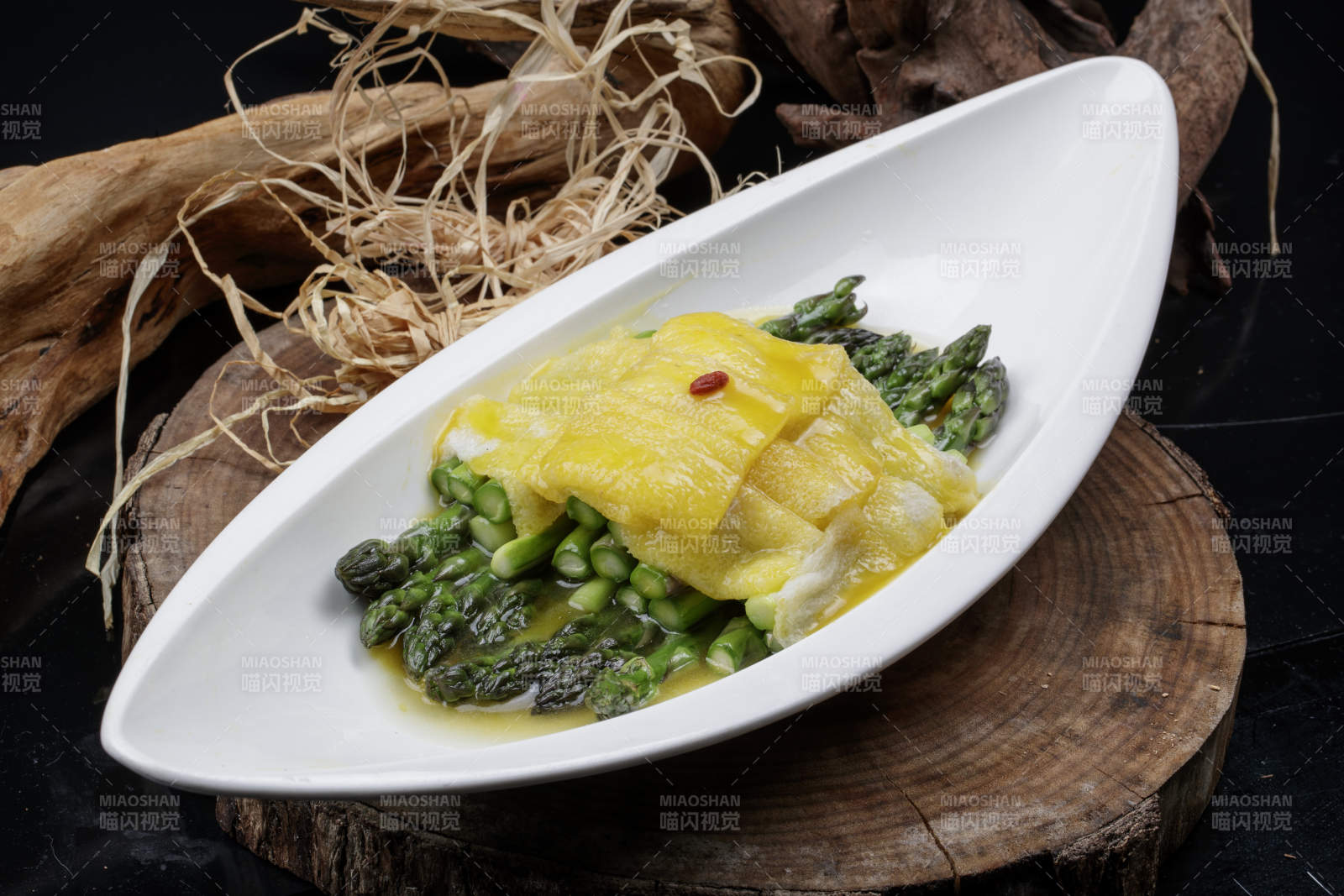 白色瓷盘装的竹荪灼芥蓝图片