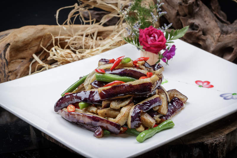 传统菜地三鲜装在方形瓷盘中图片