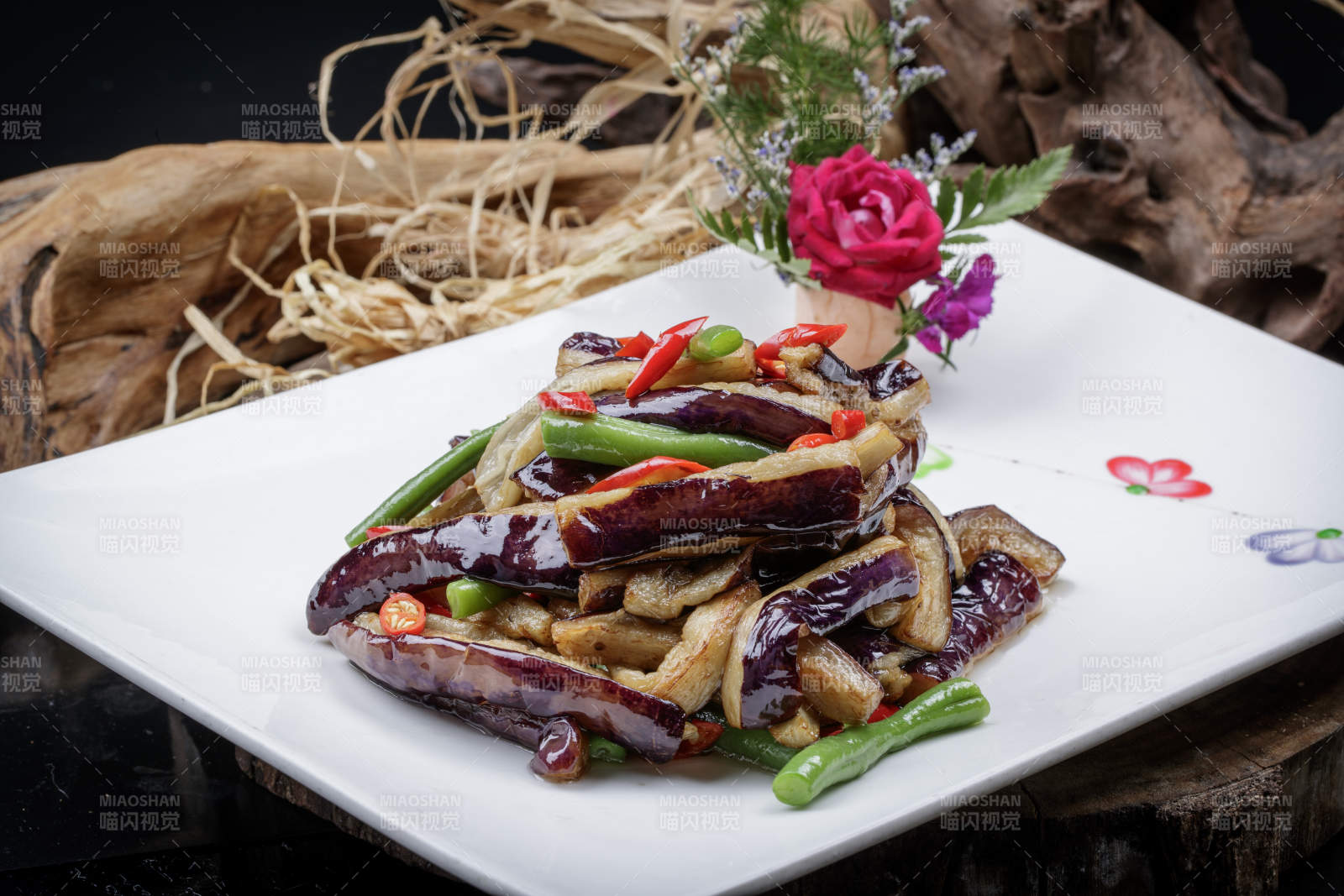 传统菜地三鲜装在方形瓷盘中图片